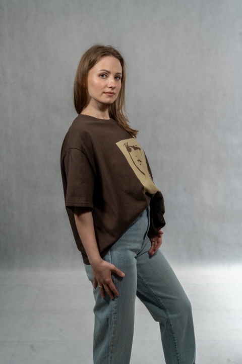 T-shirt „Line Face" Basic - Czekoladowy