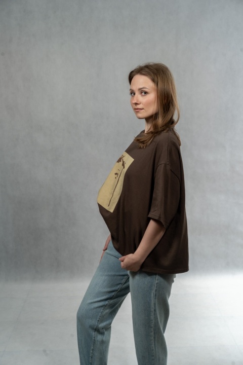 T-shirt „Line Face" Basic - Czekoladowy