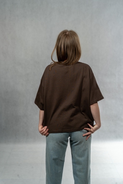 T-shirt „Line Face" Basic - Czekoladowy