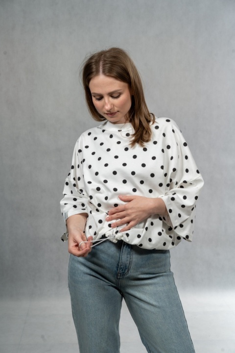T-shirt damski Basic Lenoshka – w grochy czarne, pudełkowy ze stoperem