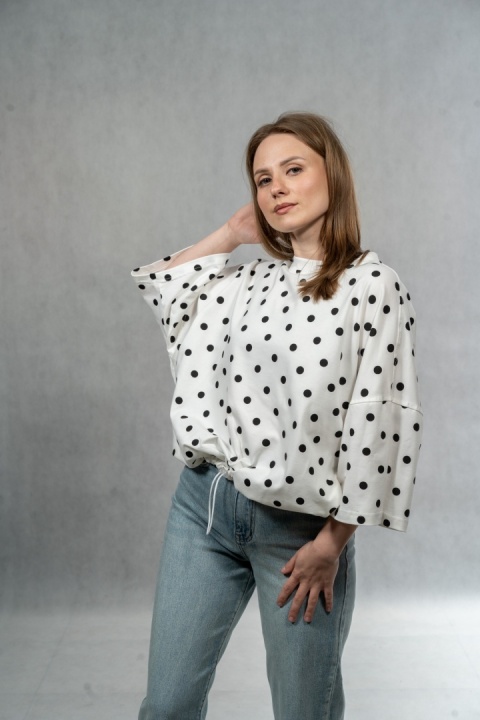T-shirt damski Basic Lenoshka – w grochy czarne, pudełkowy ze stoperem