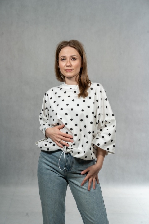 T-shirt damski Basic Lenoshka – w grochy czarne, pudełkowy ze stoperem
