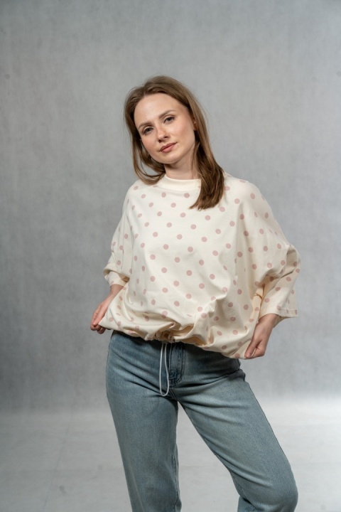 T-shirt damski Basic Lenoshka - w grochy pudrowe, pudełkowy ze stoperem