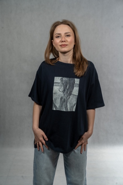 T-shirt damski oversize Mono Portrait - Granatowy