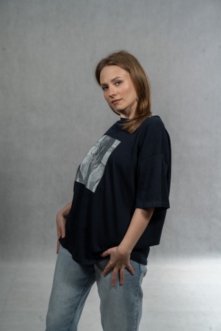 T-shirt damski oversize Mono Portrait - Granatowy