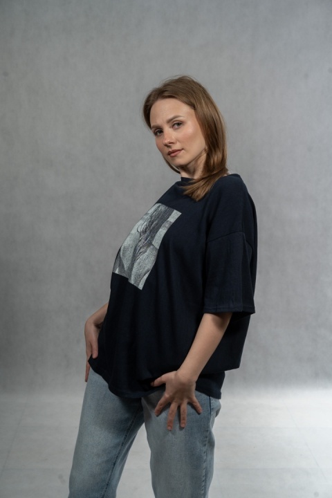 T-shirt damski oversize Mono Portrait - Granatowy