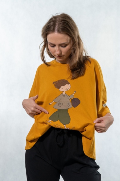 T-shirt oversize z autorską grafiką – Musztardowy