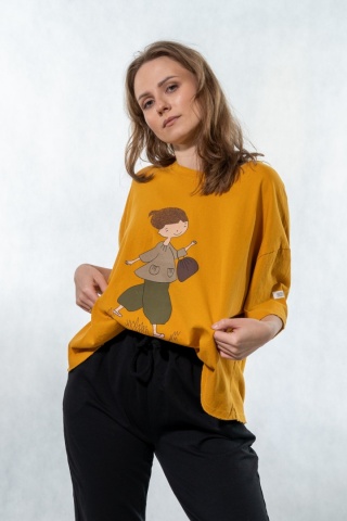 T-shirt oversize z autorską grafiką – Musztardowy