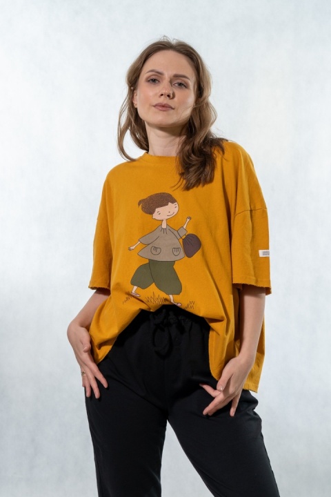 T-shirt oversize z autorską grafiką – Musztardowy