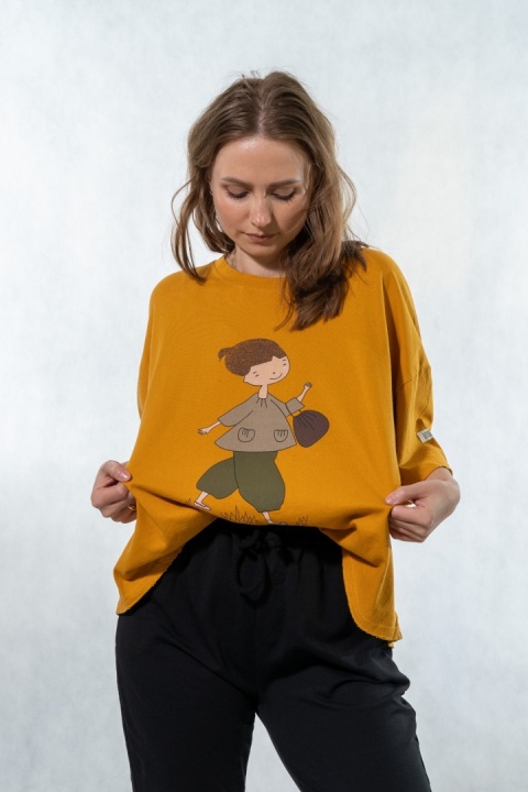 T-shirt oversize z autorską grafiką – Musztardowy