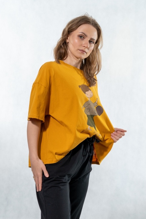 T-shirt oversize z autorską grafiką – Musztardowy