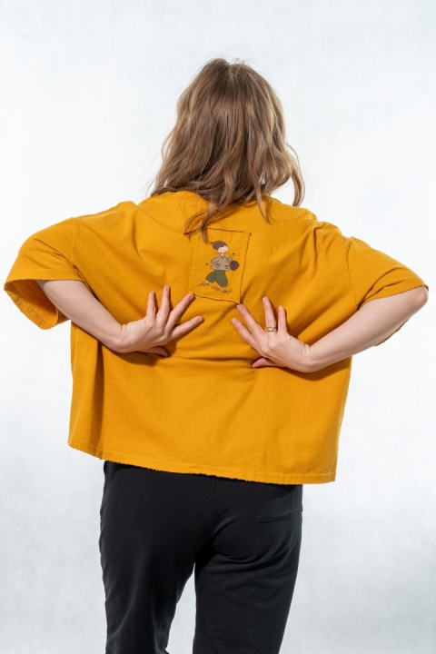 T-shirt oversize z autorską grafiką – Musztardowy