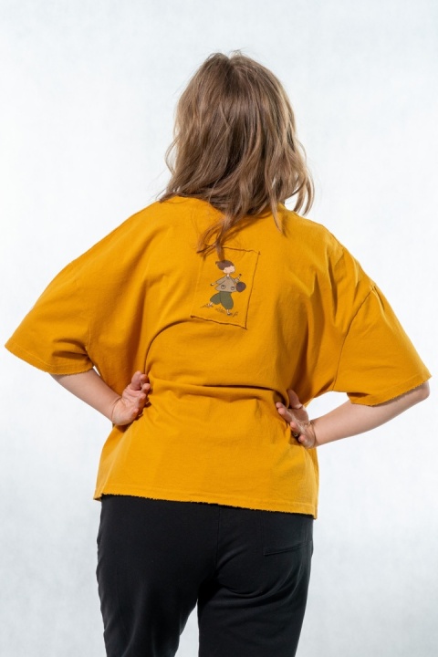 T-shirt oversize z autorską grafiką – Musztardowy