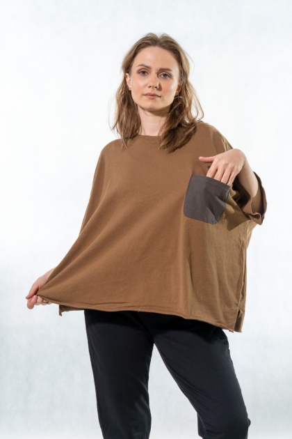 T-shirt oversize z kontrastową kieszenią – Karmelowy