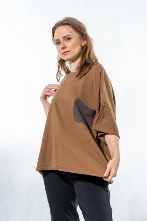 T-shirt oversize z kontrastową kieszenią – Karmelowy