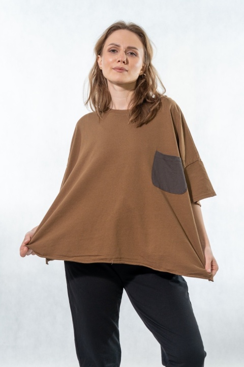 T-shirt oversize z kontrastową kieszenią – Karmelowy
