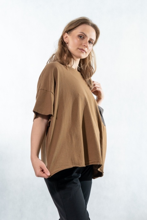 T-shirt oversize z kontrastową kieszenią – Karmelowy