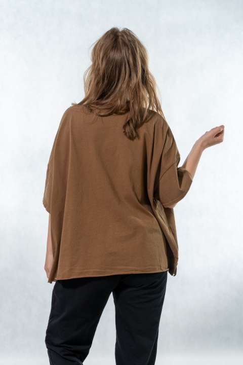 T-shirt oversize z kontrastową kieszenią – Karmelowy