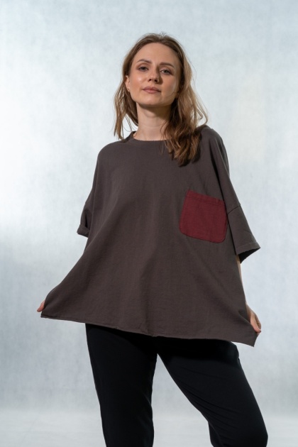 T-shirt oversize z kontrastową kieszenią – Grafitowy