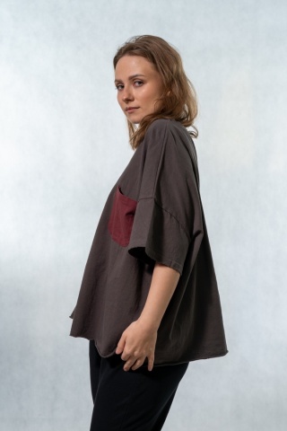 T-shirt oversize z kontrastową kieszenią – Grafitowy