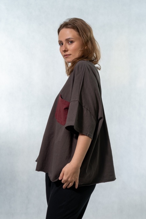 T-shirt oversize z kontrastową kieszenią – Grafitowy
