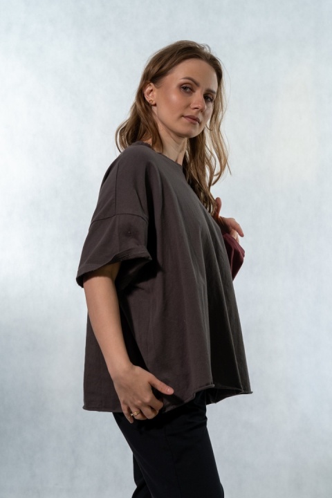 T-shirt oversize z kontrastową kieszenią – Grafitowy