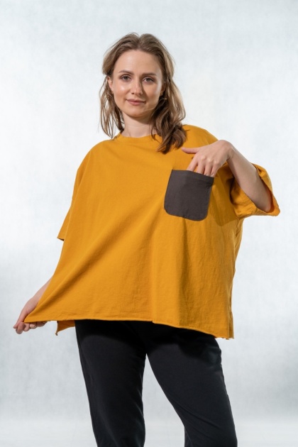 T-shirt oversize z kontrastową kieszenią – Musztardowy