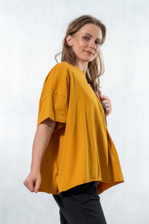 T-shirt oversize z kontrastową kieszenią – Musztardowy