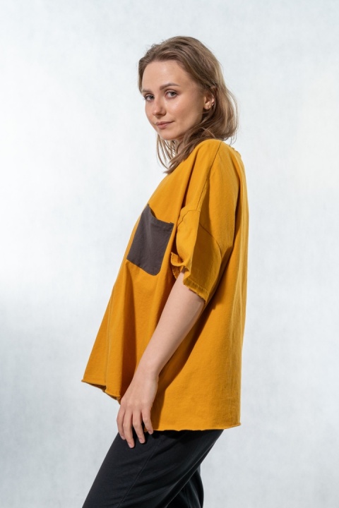 T-shirt oversize z kontrastową kieszenią – Musztardowy