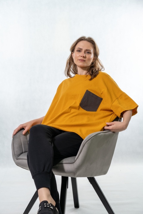 T-shirt oversize z kontrastową kieszenią – Musztardowy