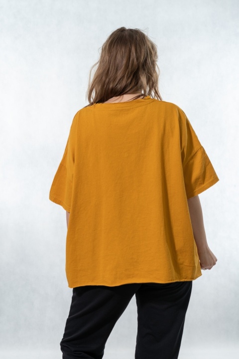 T-shirt oversize z kontrastową kieszenią – Musztardowy