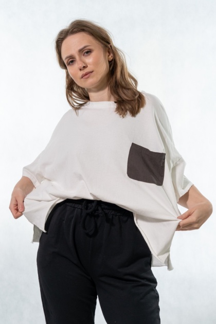 T-shirt oversize z kontrastową kieszenią – Biały