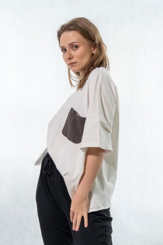 T-shirt oversize z kontrastową kieszenią – Biały