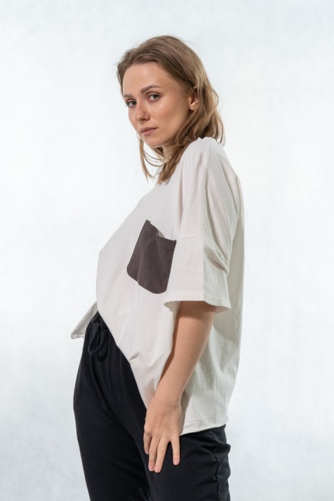 T-shirt oversize z kontrastową kieszenią – Biały