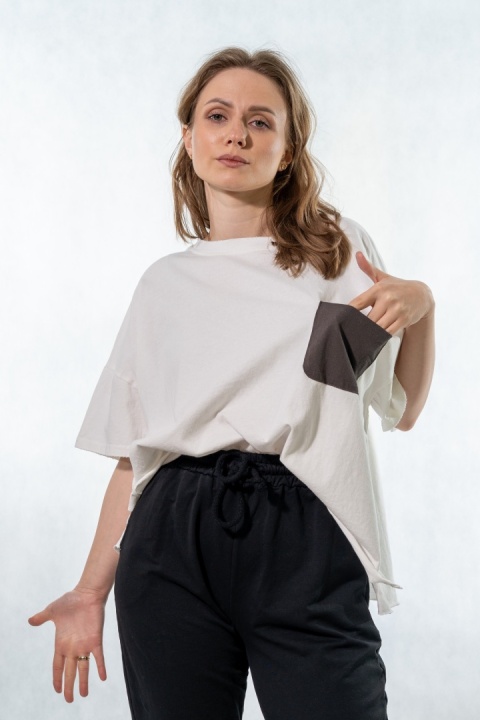 T-shirt oversize z kontrastową kieszenią – Biały