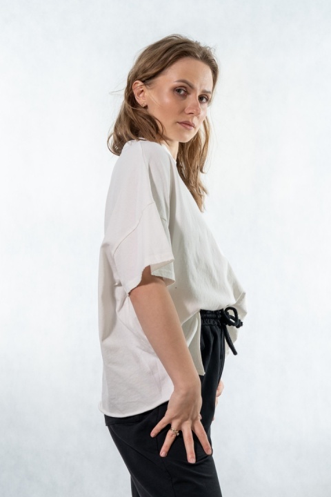 T-shirt oversize z kontrastową kieszenią – Biały