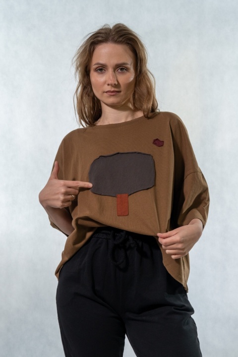 T-shirt oversize z naszywanymi motywami - Karmelowy brąz