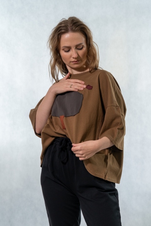 T-shirt oversize z naszywanymi motywami - Karmelowy brąz
