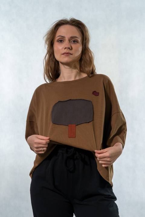 T-shirt oversize z naszywanymi motywami - Karmelowy brąz