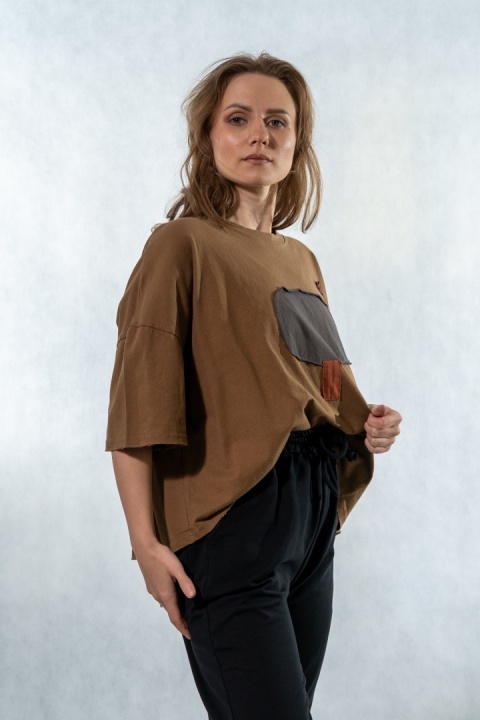 T-shirt oversize z naszywanymi motywami - Karmelowy brąz