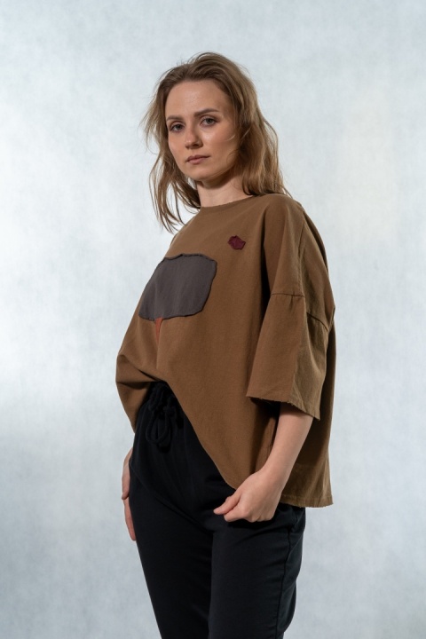 T-shirt oversize z naszywanymi motywami - Karmelowy brąz