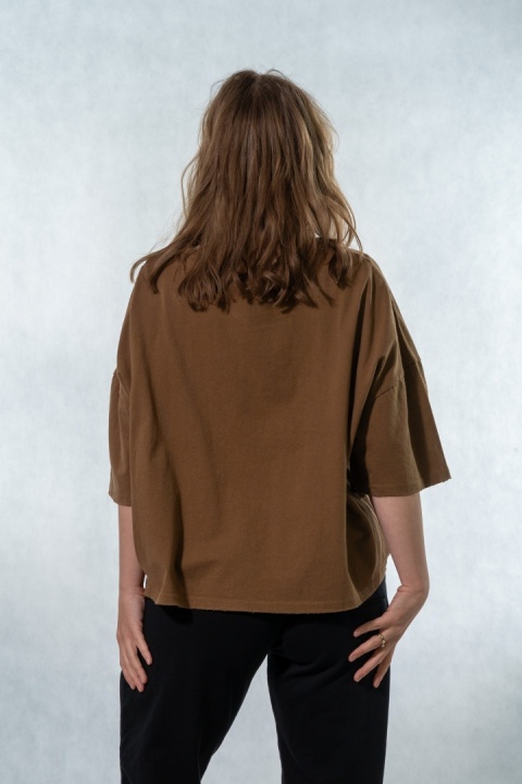 T-shirt oversize z naszywanymi motywami - Karmelowy brąz
