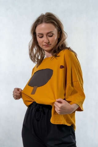 T-shirt oversize z naszywanymi motywami - Musztardowy
