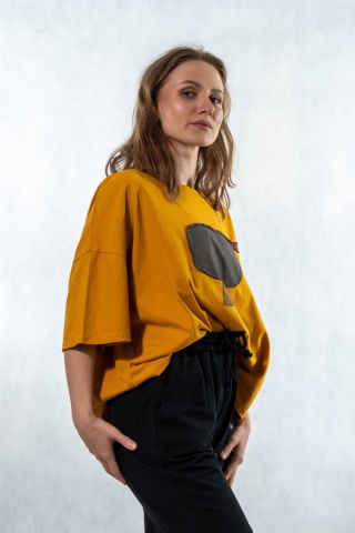 T-shirt oversize z naszywanymi motywami - Musztardowy