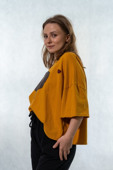 T-shirt oversize z naszywanymi motywami - Musztardowy