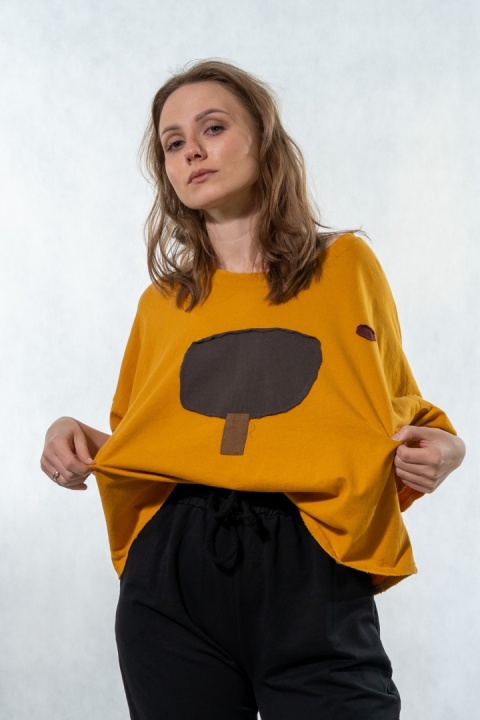 T-shirt oversize z naszywanymi motywami - Musztardowy