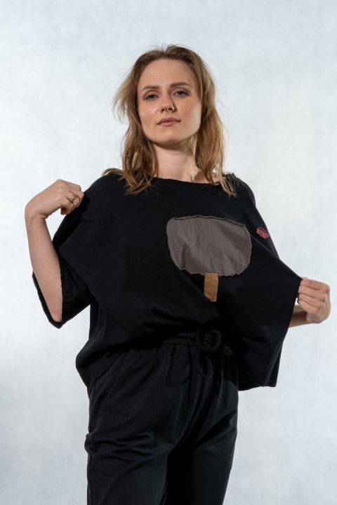 T-shirt oversize z naszywanymi motywami - Czarny