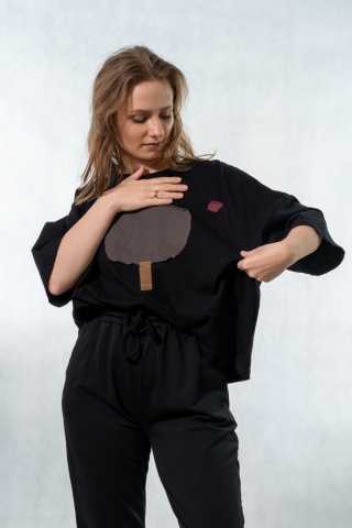 T-shirt oversize z naszywanymi motywami - Czarny