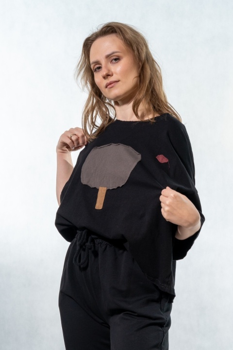 T-shirt oversize z naszywanymi motywami - Czarny