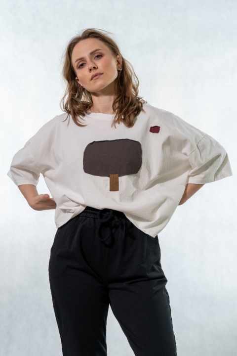 T-shirt oversize z naszywanymi motywami - Biały